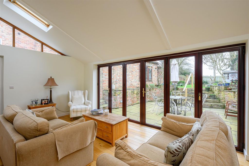 Property photo 3 of 32 Garden Room
