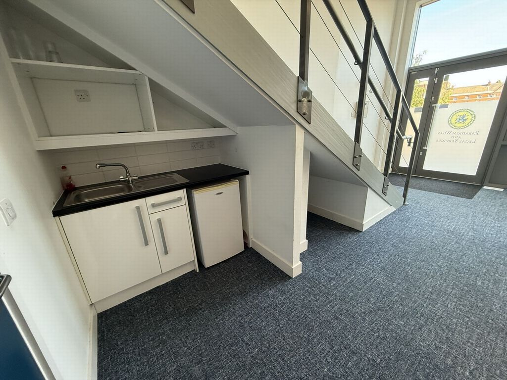 Property photo 3 of 11 Kitchenette