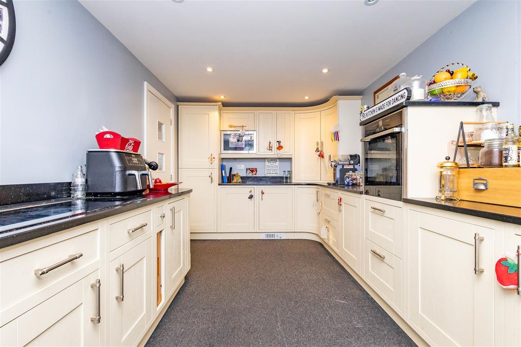 Property photo 3 of 22 Kitchen/Diner