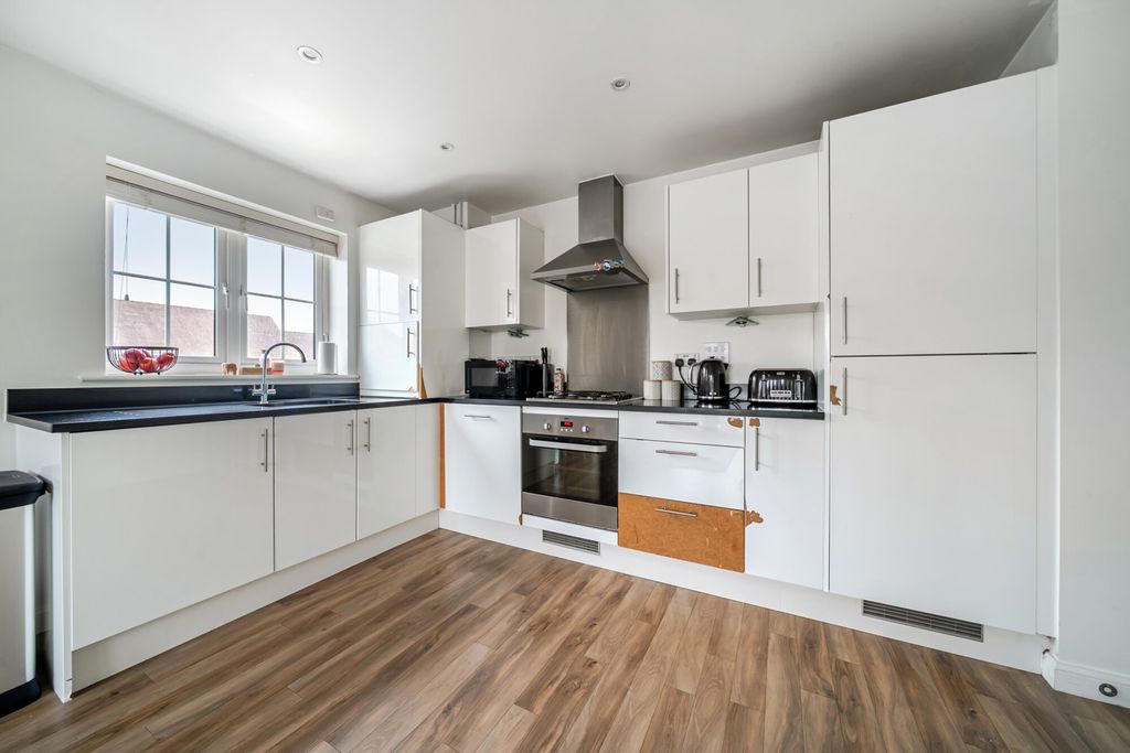 Property photo 3 of 19 Kitchen