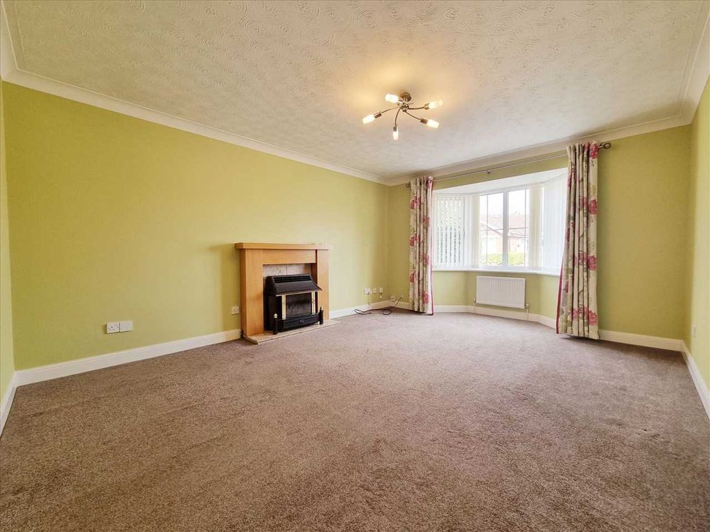 Property photo 2 of 10 Lounge: