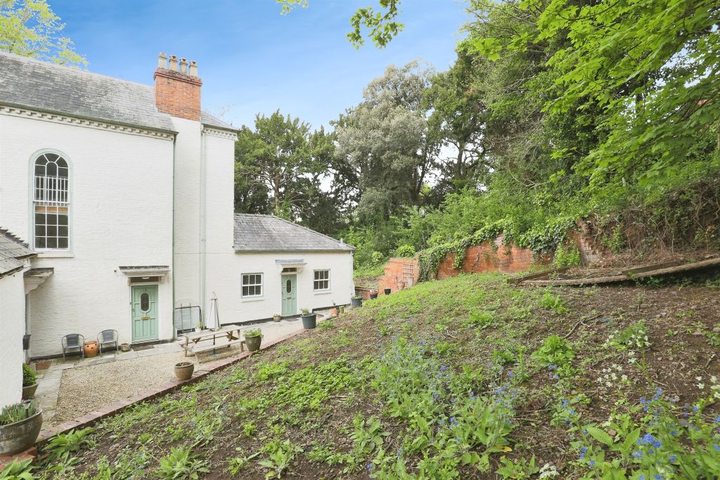 Property photo 3 of 8 Garden