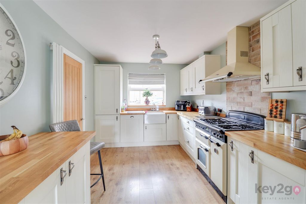 Property photo 2 of 31 Kitchen