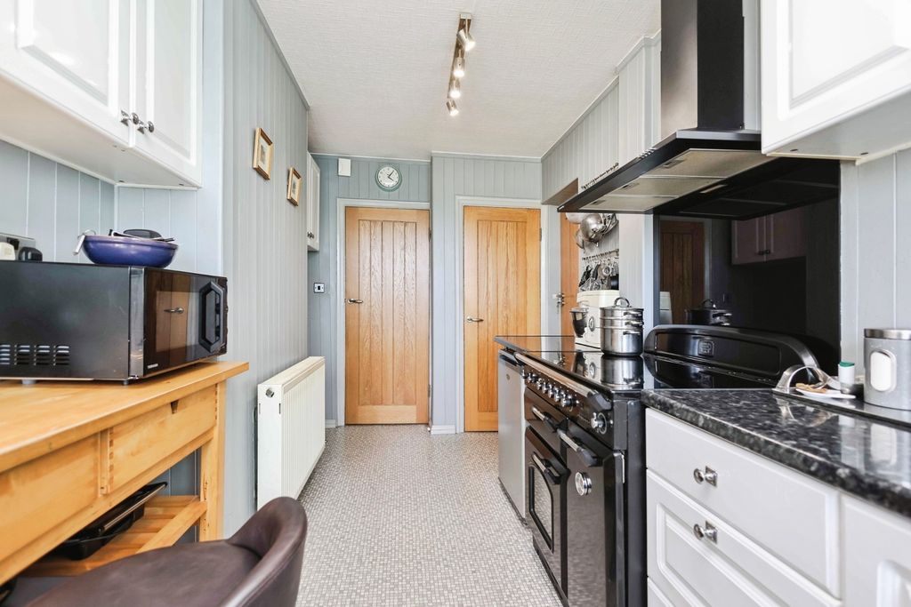 Property photo 3 of 17 Kitchen