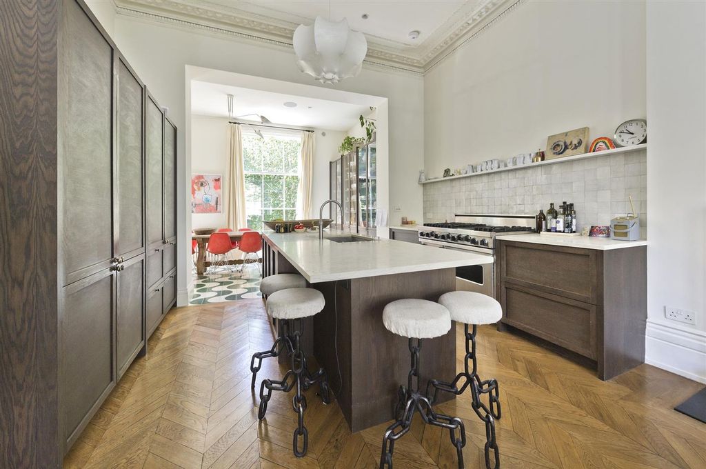 Property photo 3 of 32 83 Oxford Gdns-1071.Jpg