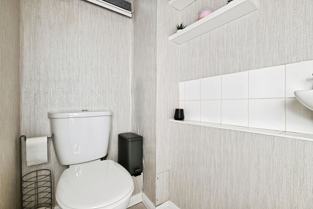 Property photo 3 of 16 Wc