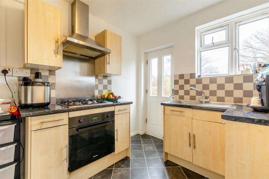 Property photo 3 of 10 Kitchen