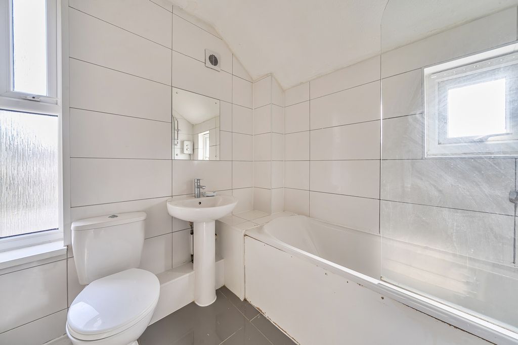 Property photo 3 of 10 Bathroom