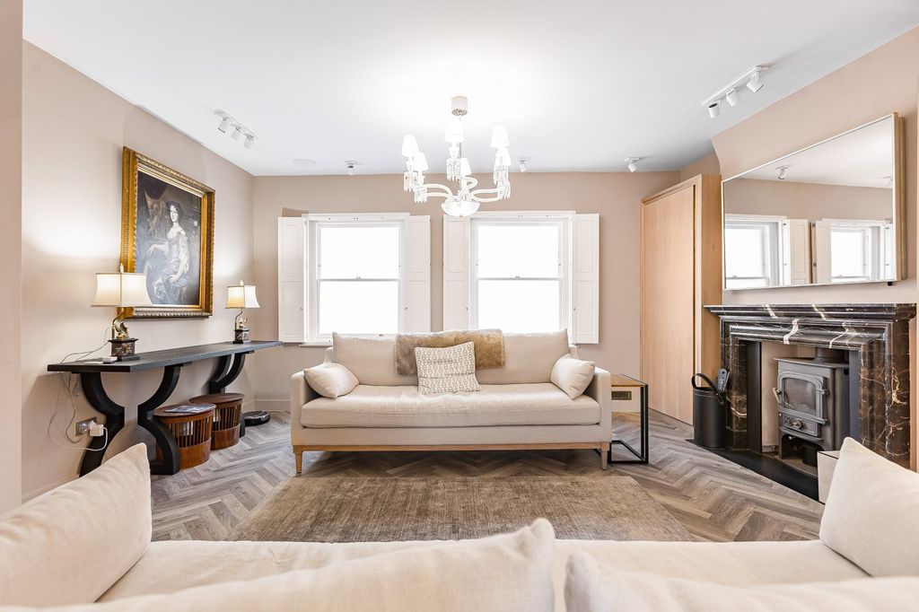 Property photo 3 of 25 Sitting Room