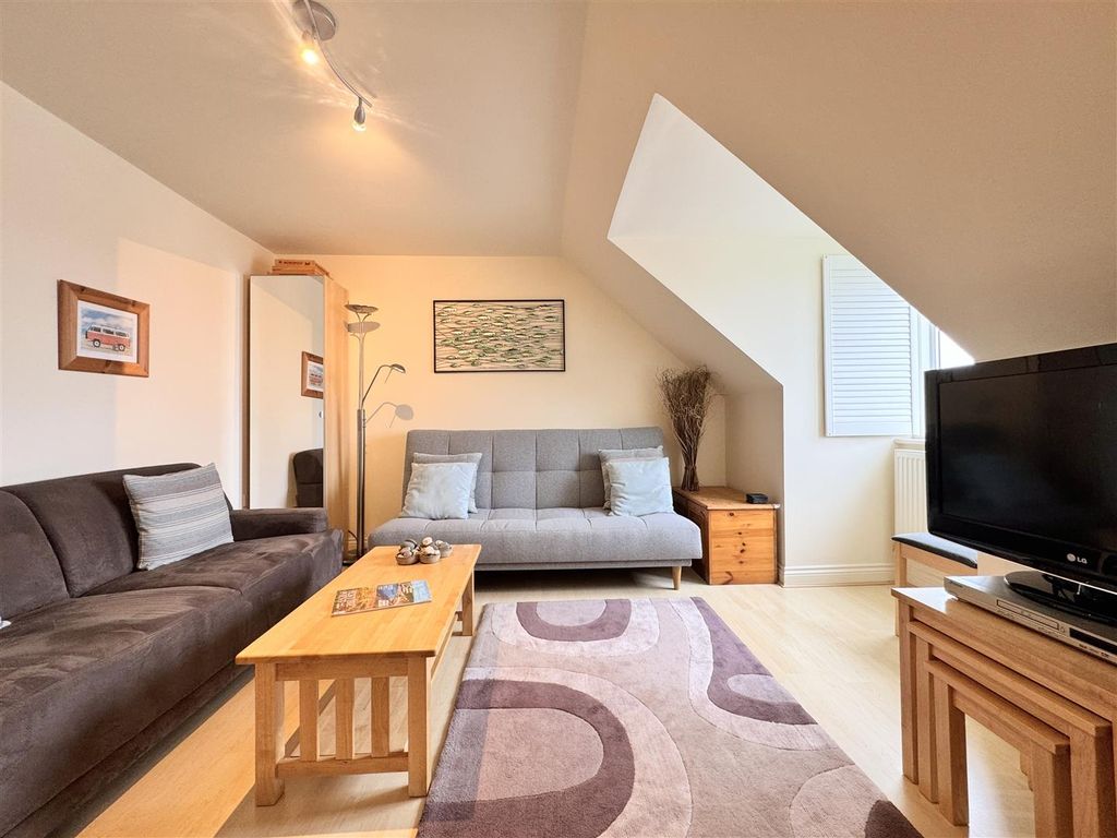 Property photo 3 of 15 Lounge