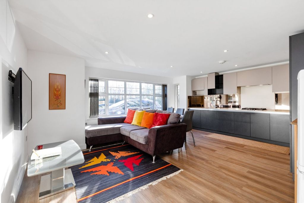 Property photo 2 of 23