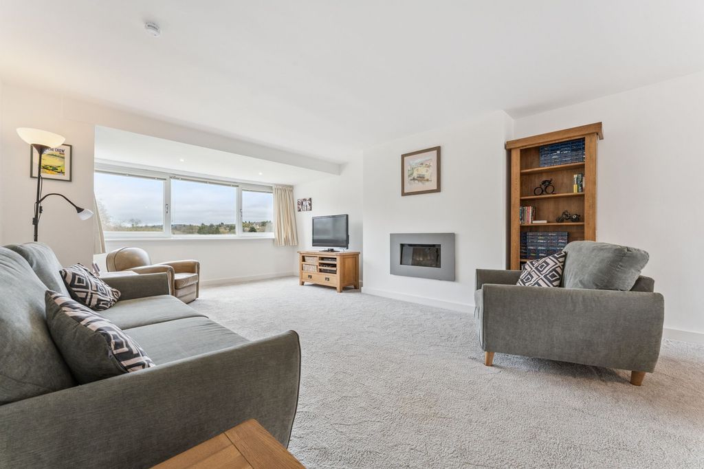 Property photo 2 of 28