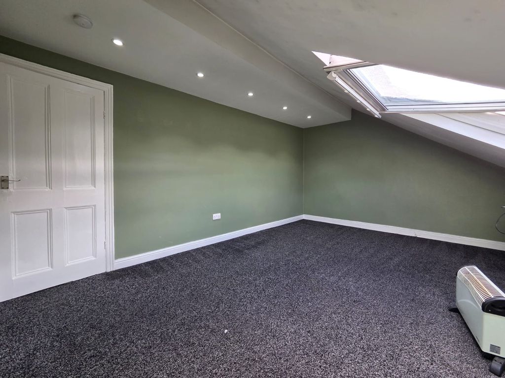 Property photo 1 of 12 Flat 2, 204-206 Keighley Road, Bd9 4Jn