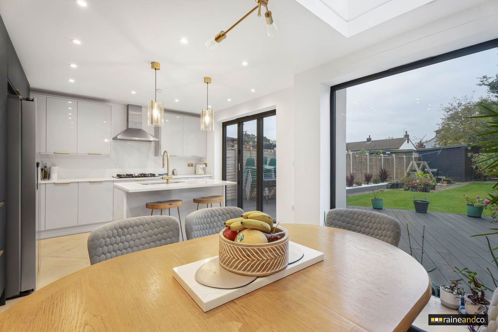 Property photo 3 of 28