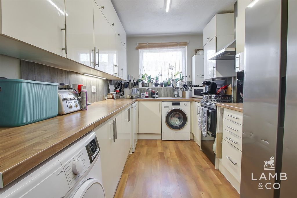 Property photo 3 of 11 Kitchen