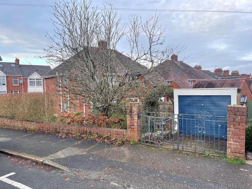 Property photo 3 of 26 Garage &amp; Parking