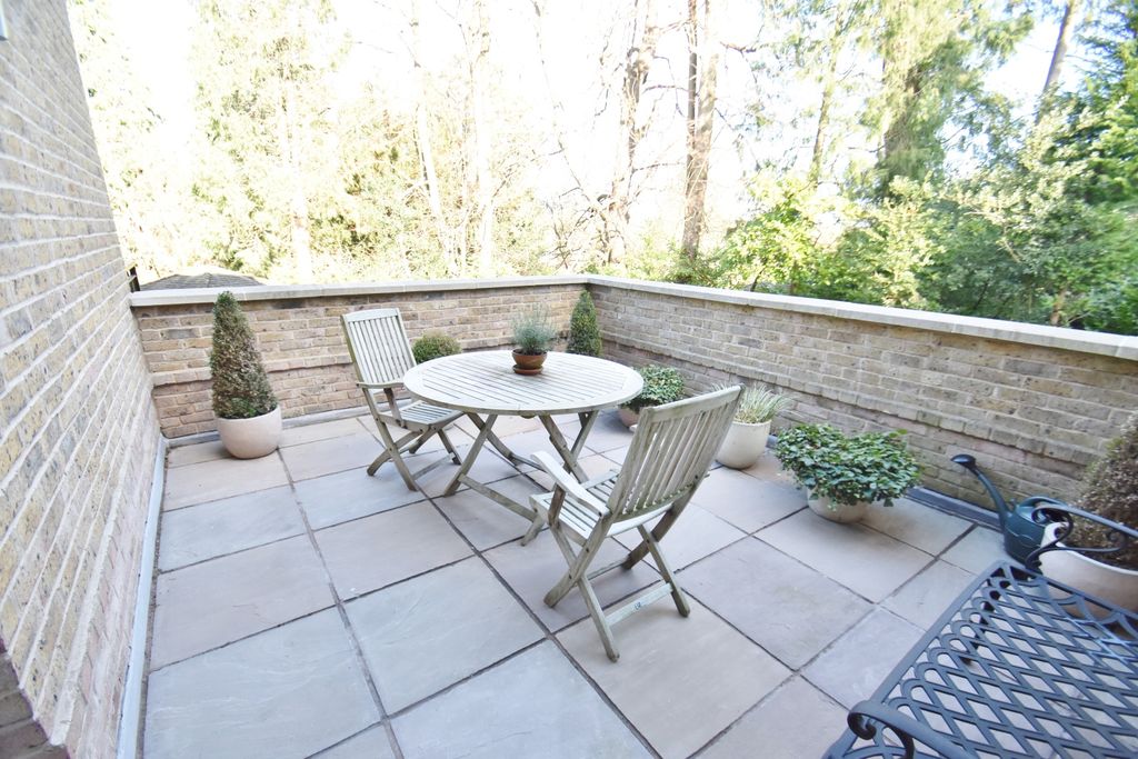 Property photo 2 of 11 Balcony