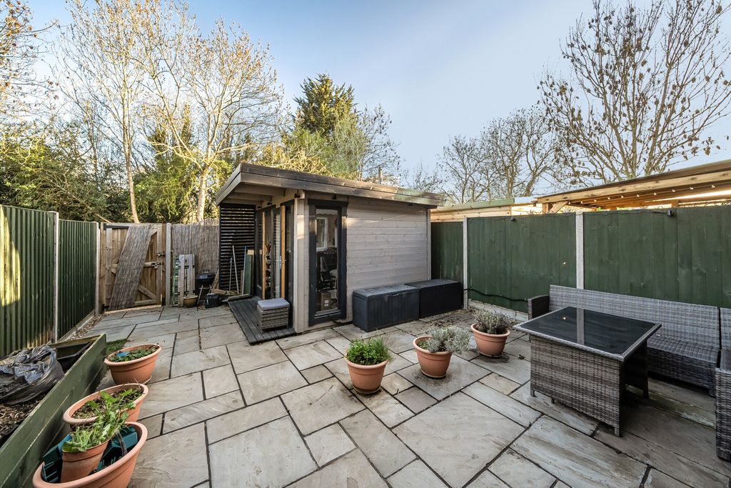 Property photo 1 of 12 1425582-11-69B98E...