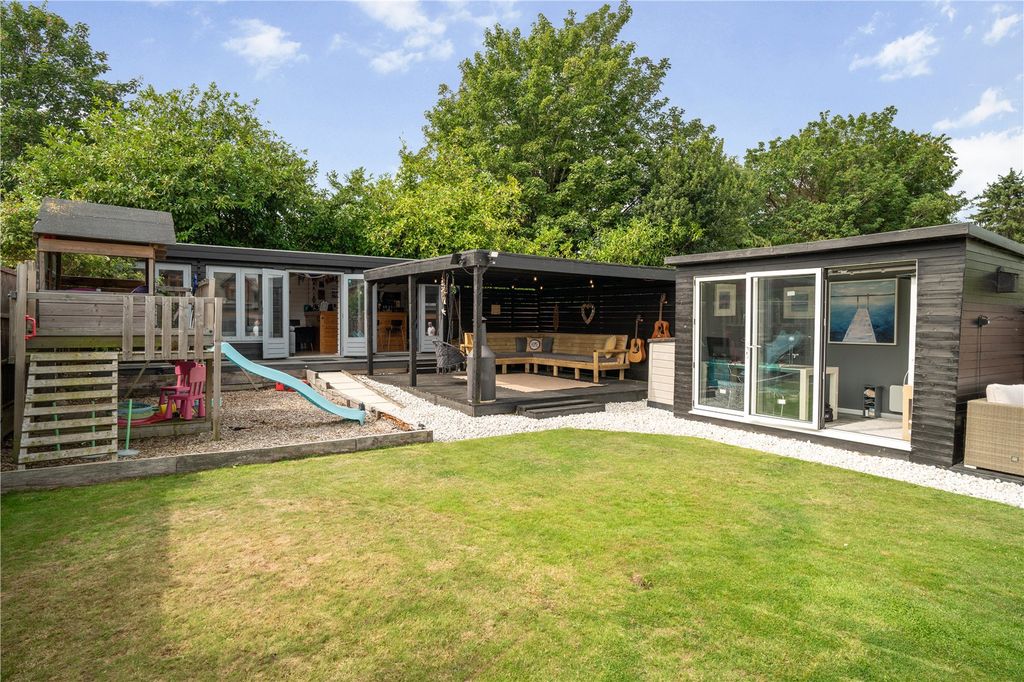 Property photo 2 of 28 Garden