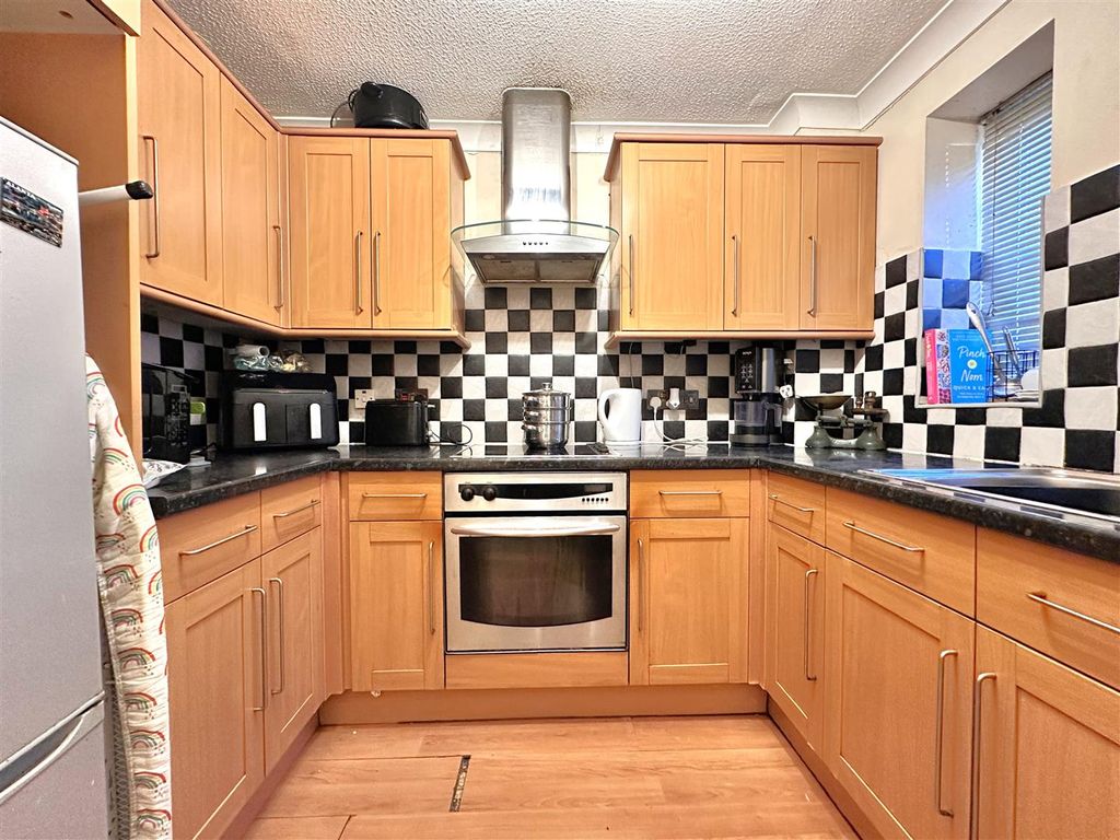 Property photo 2 of 12 Kitchen 119