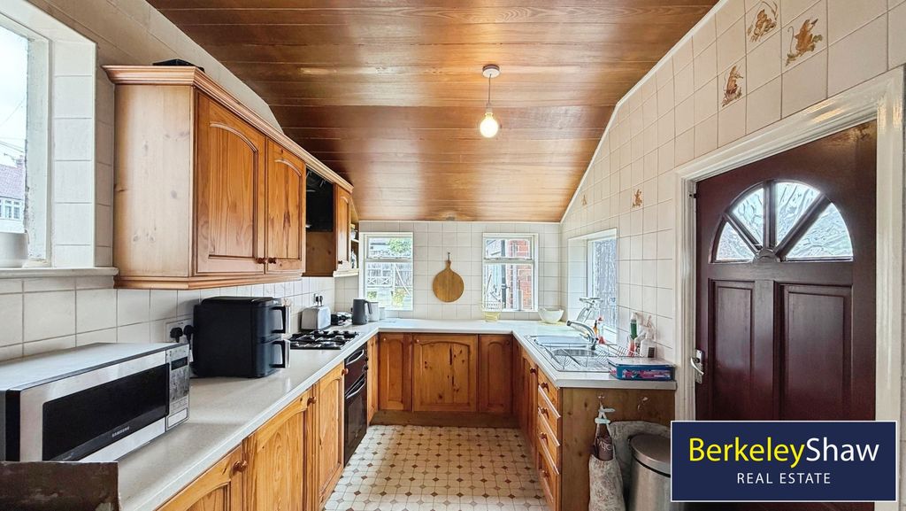 Property photo 2 of 12 Kitchen