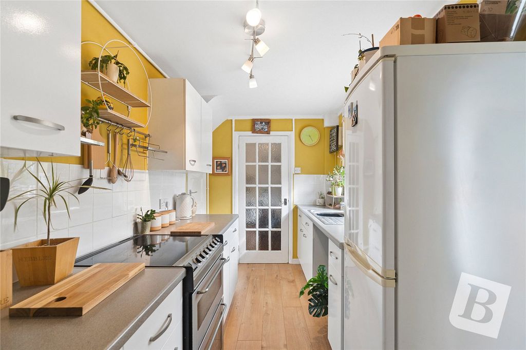 Property photo 3 of 18 Kitchen