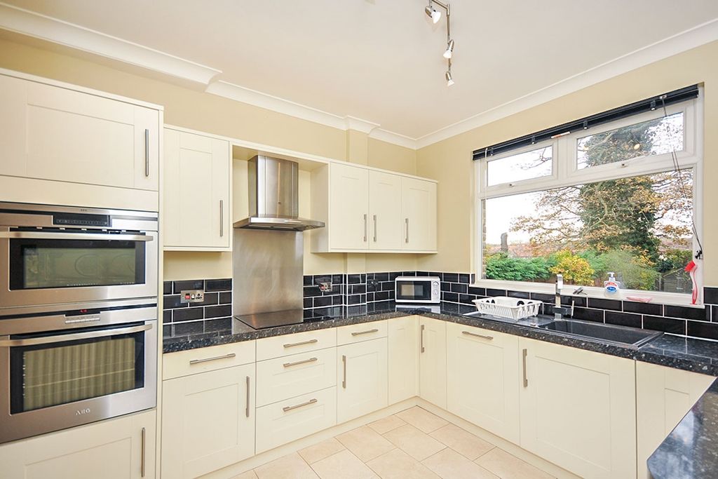 Property photo 2 of 12 Kitchen