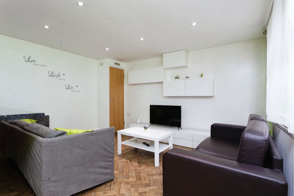 Property photo 1 of 14 Lounge