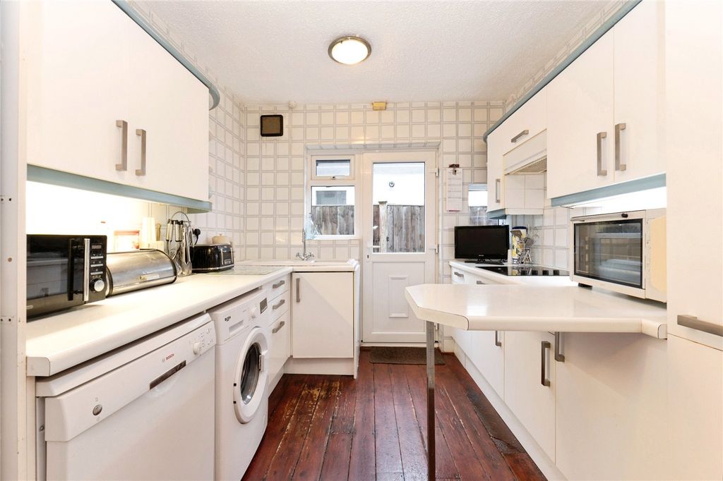 Property photo 3 of 11 Kitchen