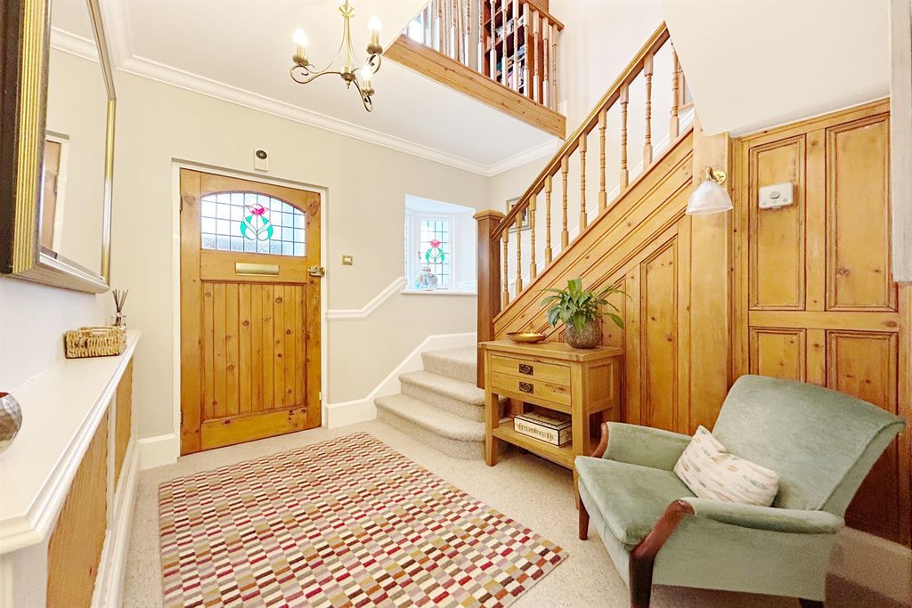 Property photo 3 of 31 Entrance Hall
