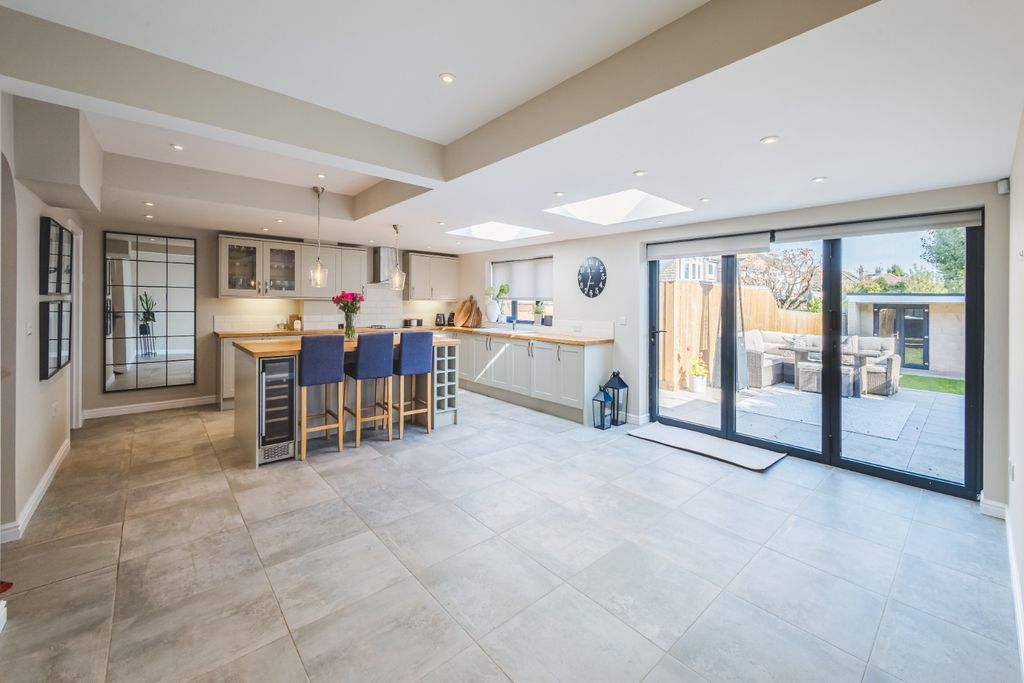 Property photo 2 of 33 4512283