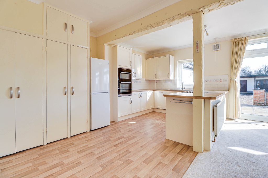 Property photo 3 of 18 Kitchen