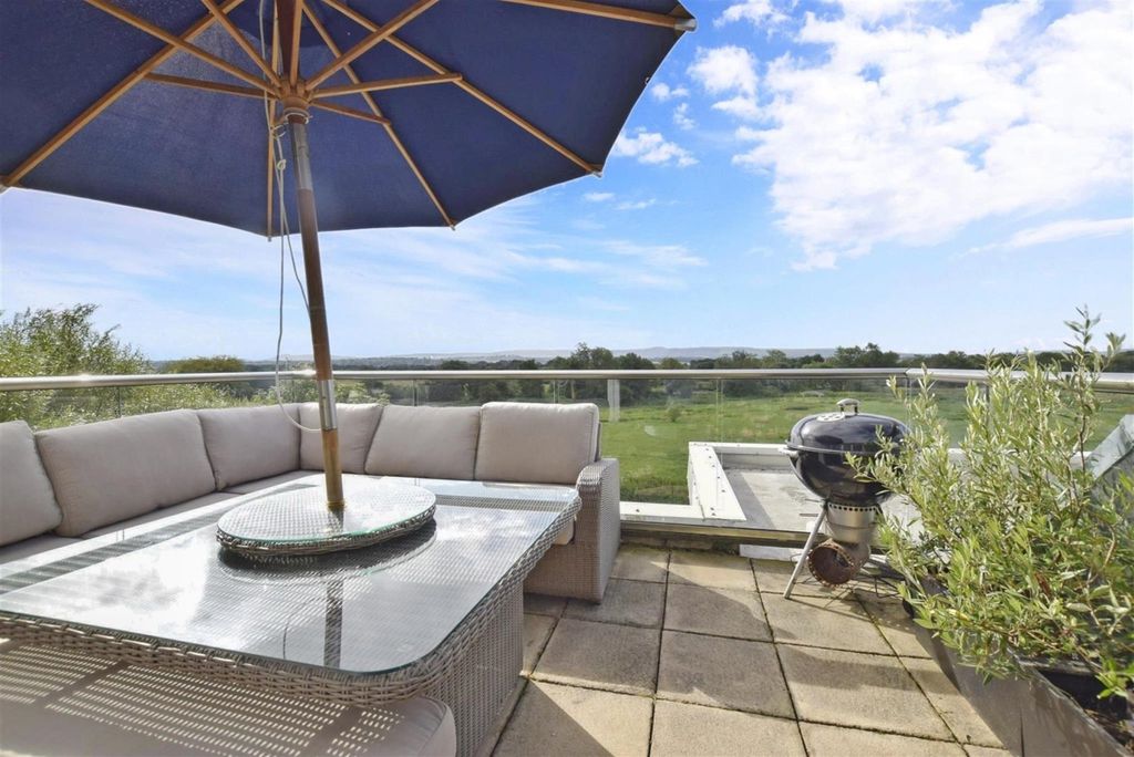 Property photo 2 of 13 F