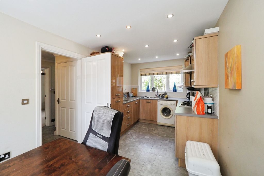 Property photo 3 of 20 Modern And Airy Kitchen Diner