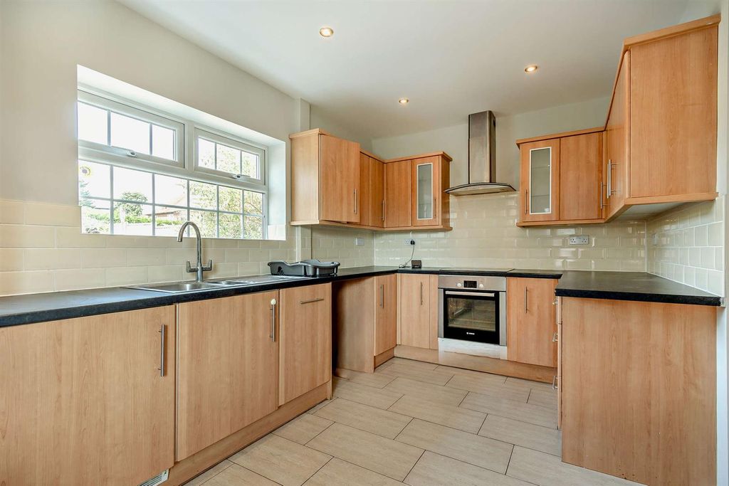 Property photo 2 of 14 8700056-Interior01-800.Jpg