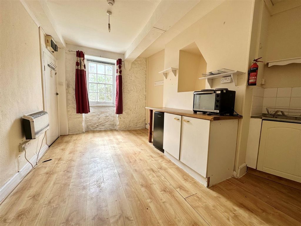 Property photo 3 of 4 Bed-Living 2.Jpg