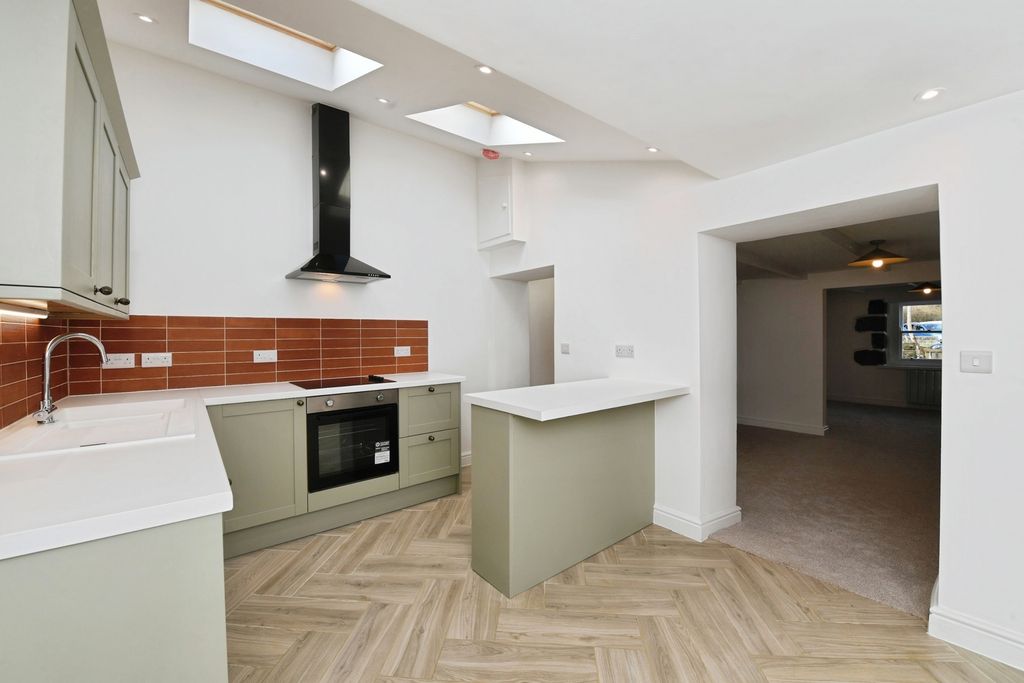 Property photo 3 of 10 Kitchen