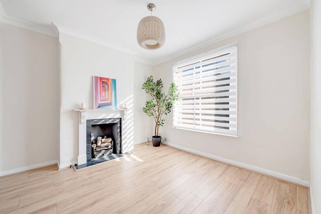 Property photo 2 of 9 Tff 1 Saville Road W4 5HQ-3.Jpg