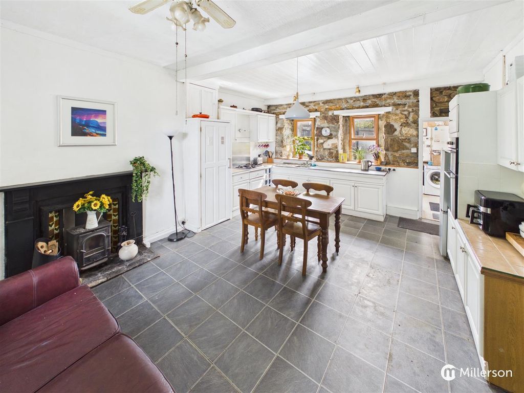 Property photo 3 of 19 Kitchen/Dining Room