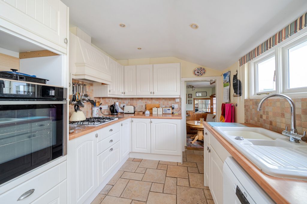 Property photo 3 of 22 1523329-8-6Aad6Fc...