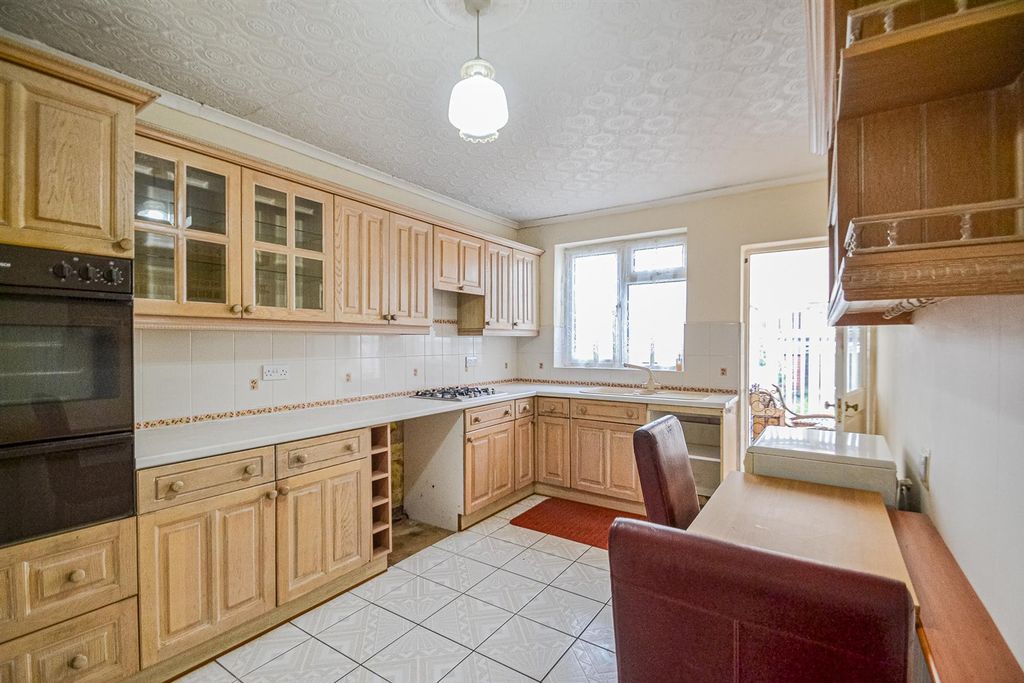 Property photo 2 of 11 Kitchen