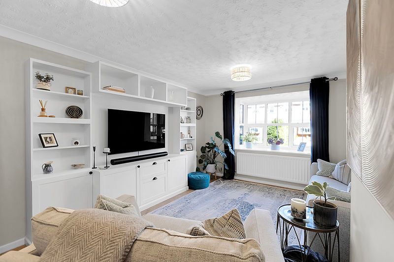 Property photo 3 of 18 Lounge