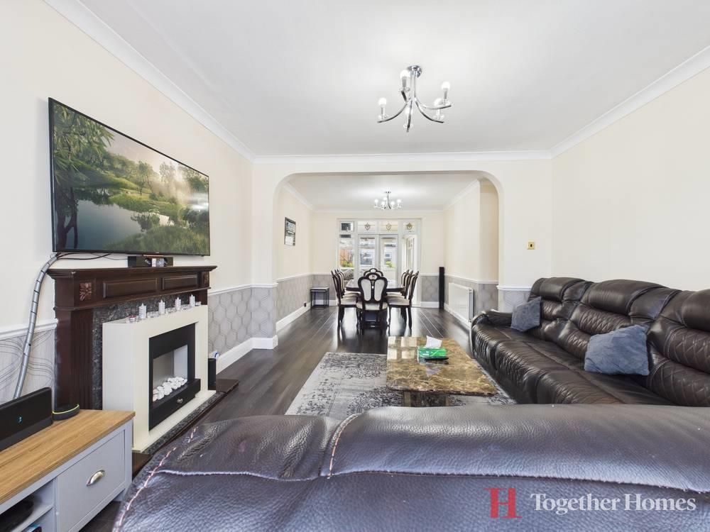 Property photo 3 of 19 Lounge