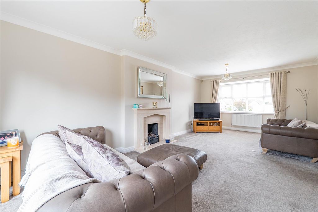 Property photo 2 of 32 Lounge