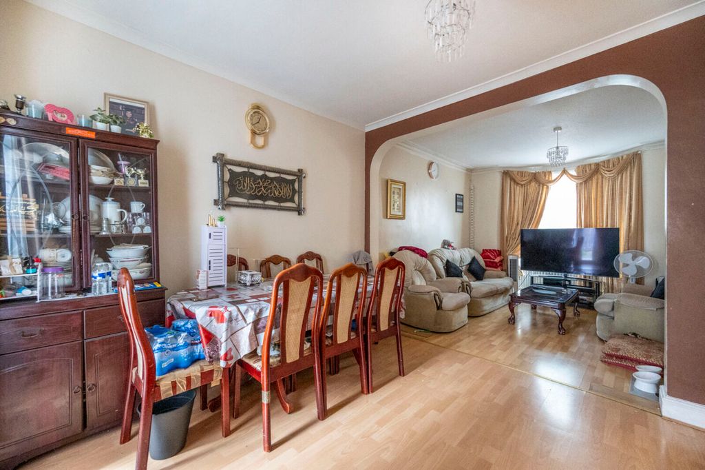 Property photo 2 of 8