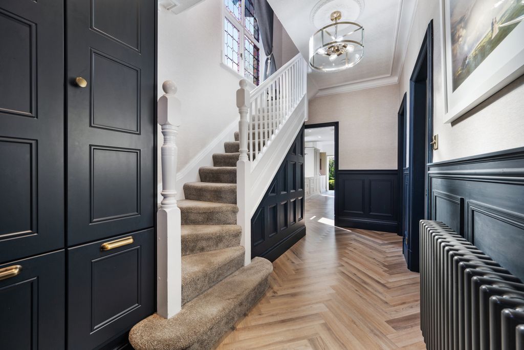 Property photo 2 of 18 Halllway