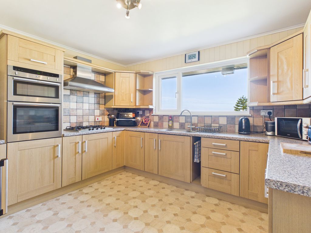 Property photo 3 of 13 Kitchen