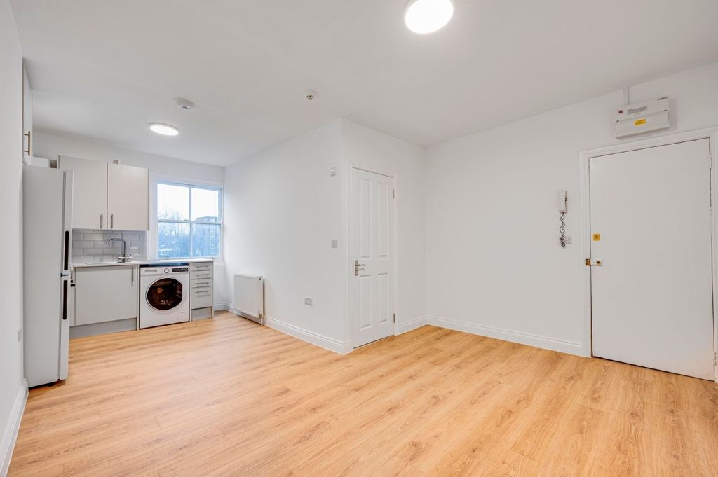 Property photo 3 of 5 Studio