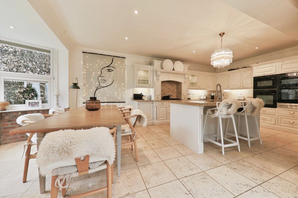 Property photo 3 of 19 4402218