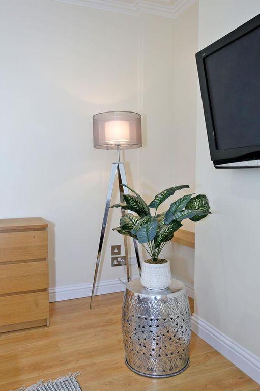 Property photo 2 of 18 82B  Living Room (4)